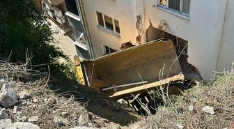 Kamyonun istinat duvarından devrilip bir apartmana çarptığı kazada 2 kişi yaralandı