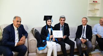 Malatya'da evde eğitim gören öğrenciye karnesi teslim edildi