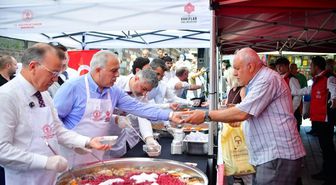 Mısır Çarşısı'nda vatandaşlara aşure ikram edildi