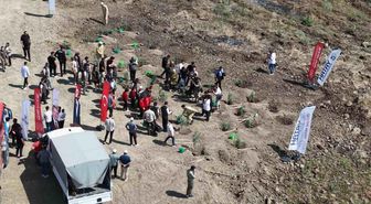 Hatay'da Çocuklarla Geçmiş Yangın Alanına Bin Fidan