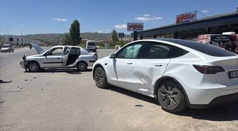 Sivas'ta iki otomobilin çarpıştığı kazada 2 kişi yaralandı