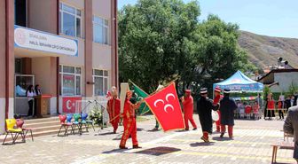 Sivas'ta öğrenciler okula güle oynaya veda etti