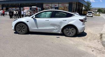 Sivas'ta otomobiller çarpıştı: 3 yaralı