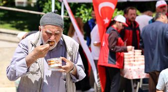 Sivas'ta vatandaşlara aşure dağıtıldı