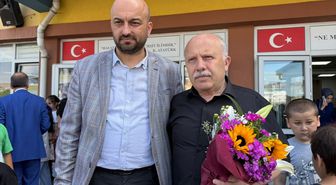 Sultanbeyli'de emekliye ayrılan 37 yıllık öğretmene öğrencilerinden sürpriz veda töreni