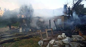 Tek katlı ev yangın sonrası harabeye döndü