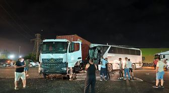 Tır ile işçi servisi çarpıştı: 12 yaralı