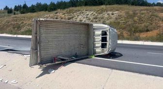 Tuğla yüklü kamyonet devrildi: 4 yaralı