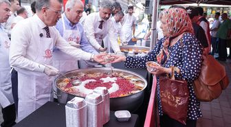 Vakıflar Genel Müdürlüğünce Eminönü'nde aşure dağıtıldı