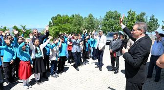 Vali Baruş öğrencilerin karne heyecanına ortak oldu