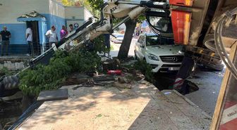 Vinç aracın üzerine devrildi, kepçe dereye uçtu: Korku dolu anlar kamerada