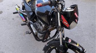 Abart egzozlu ve plakasız motosikletin ehliyetsiz sürücüne 105 bin lira ceza