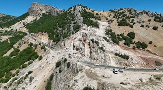 Adıyaman-Çelikhan kara yolunda heyelan nedeniyle kapanan yol yeniden ulaşıma açıldı