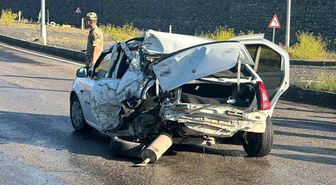Ağrı'da freni tutmayan kamyonet kırmızı ışıkta duran otomobile çarptı: 2 yaralı