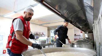 Aşure kazanları Türk Kızılay Elazığ Aşevi'nde kaynadı