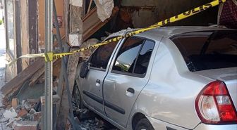 Bursa'da freni boşalan otomobil eve girdi