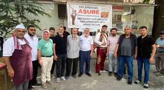 Cemaat ve esnaflar imece usulü ile hazırladığı 2 bin kap aşureyi dağıttı