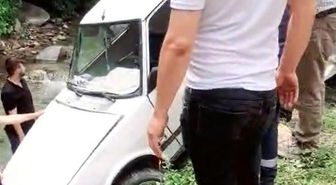 Direksiyon hakimiyeti kaybolan otomobil şarampole uçtu