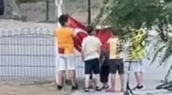 Düşen Türk bayrağına çocuklar sahip çıktı