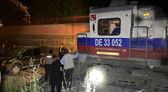 Elazığ'da yük treninin çarptığı hafif ticari araçtaki 2 kişi yaralandı