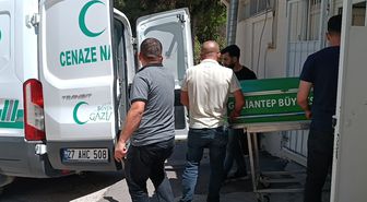 Karne günü parkta bıçaklandı, hayatını kaybetti