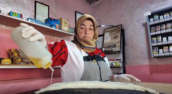 Gözleme pişirip satarak 5 çocuğunu büyüttü