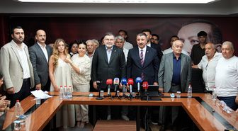 İzmir'de AK Parti'ye katılan yeni üyelere rozetleri takıldı