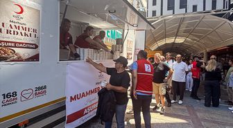 İzmir'de türk Kızılay'dan 1500 kişiye aşure ikramı
