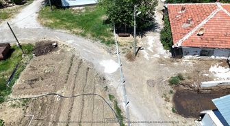 Komşunun kurduğu çitlerden dolayı evine gidecek yol kalmadığını iddia etti