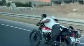 Motosikletin üzerine uzandı: Hem kendi hem de arkadaşının canını hiçe saydı