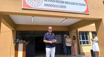 Öğrencilerinden helallik alarak emekliye ayrılan 38 yıllık öğretmene alkışlı veda