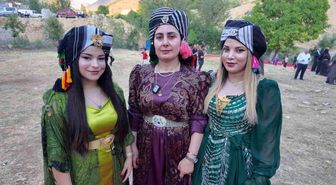 Şırnak'ta yüz yıllardır süren gelenek: Başlara takılan puşiler, düğünlere renk katıyor