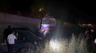Yük treni hafif ticari aracı 120 metre sürükledi: 2 yaralı