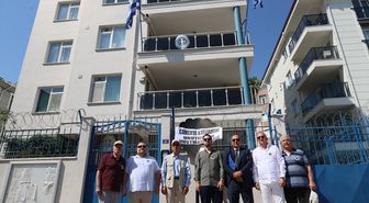 Yunanistan'ın Edirne Konsolosluğu önüne siyah çelenk bırakıldı