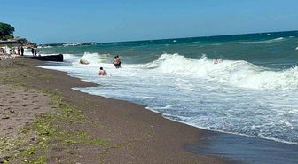 Akçakoca'da dalga boyu 2 metreyi aştı