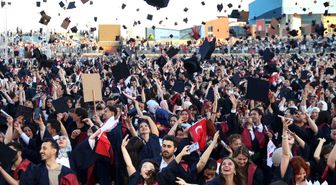 Anadolu Üniversitesi'nde mezuniyet coşkusu: 5 binden fazla öğrenci kep attı