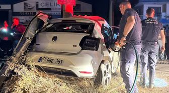 Antalya'da aydınlatma direğine çarpan otomobilin sürücüsü öldü