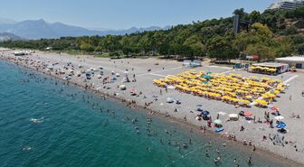 Antalya'nın bunaltıcı havasına mavi sularda serinlik aradılar