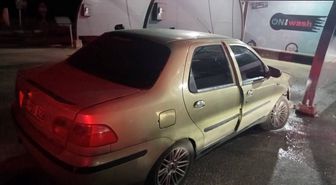 Bilecik'te otomobilin akaryakıt istasyonundaki yıkama bölümüne çarpma anı güvenlik kamerasında