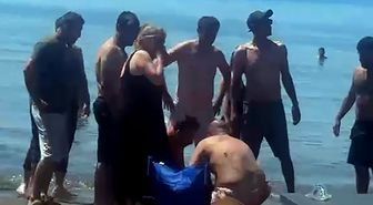Boğulma tehlikesi geçirdi, sahildekiler kurtardı