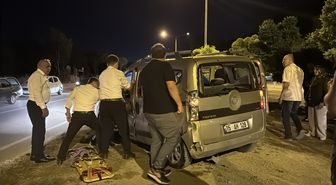 Burdur'da hafif ticari araçla yolcu otobüsünün çarpıştığı kazada 3 kişi yaralandı