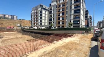 Bursa'da istinat duvarı çöktü, site sakinleri zamanla yarıştı