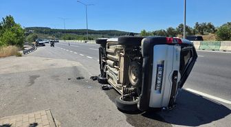 Bursa'da kontrolden çıkarak bariyerlere çarpan otomobilin takla atması sonucu 1 kişi yaralandı