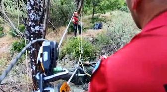 Dere kenarında mahsur kalan kardeşlerin yardımına jandarma yetişti