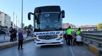 Ehliyetsiz sürücü, otomobil ve yolcu otobüsüne çarptı: 40'ar bin lira ceza kesildi