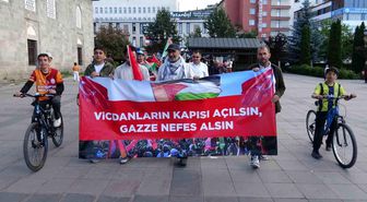 Erzurum'da sağlıkçılar 137'inci kez Gazze için yürüdü