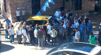 Genç avukat taksinin altında kaldı, çok sayıda kişi çıkarmak için seferber oldu