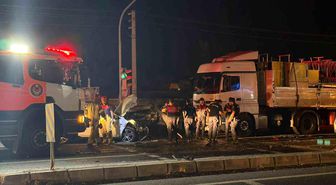 İzmir'de kırmızı ışıkta bekleyen araçlara tır çarptı: 1'i ağır 5 yaralı
