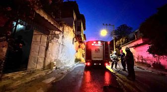 İzmir'de korkutan yangın: Odun ateşinden sıçrayan kıvılcımlar evi yakıyordu