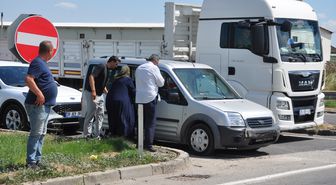 Kırklareli'nde iki hafif ticari aracın çarpıştığı kazada 2 kişi yaralandı